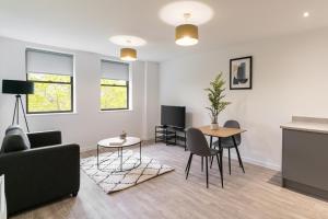 un soggiorno con divano e tavolo di Host & Stay - 36 Waterside Place a Taunton