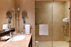 Kempinski Hotel Gold Coast City tesisinde bir banyo