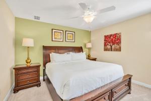 - une chambre avec un lit et un ventilateur de plafond dans l'établissement Top Villas - Championsgate 560, à Davenport