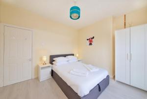 Postel nebo postele na pokoji v ubytování GuestReady Modern 2BR Home by Anfield Stadium