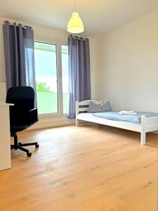 una camera con letto, scrivania e sedia di Hammerhotel Apartments - Fontanestraße 3 - 06126 - Halle Saale a Halle an der Saale