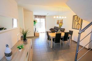 Una sala de estar y un comedor con mesa y sillas. en LITORAL COSTA DORADA - LAS PALMERAS Only families, en Mont-roig