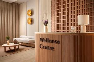 ein Wellnesscenter mit einem Schild für das Wellnesscenter in einem Zimmer in der Unterkunft Tivoli Alvor Algarve - All Inclusive Resort in Alvor