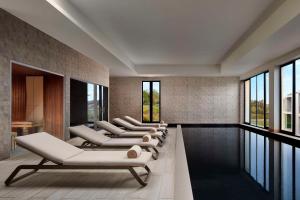uma fila de cadeiras brancas num quarto com janelas em Tivoli Alvor Algarve - All Inclusive Resort em Alvor