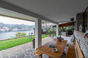 sala de estar con vistas al agua en Appartamentino del Sole - Vista Lago, en Brenzone sul Garda