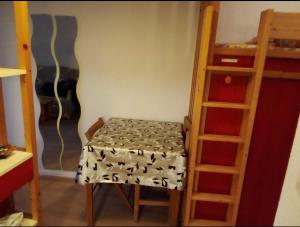 una habitación con un taburete y una litera en Aiguille du midi, en Chamonix-Mont-Blanc