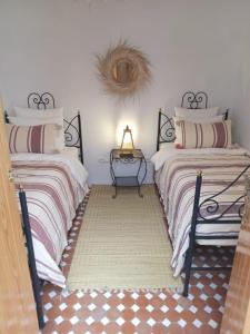 2 Betten nebeneinander in einem Zimmer in der Unterkunft Dar Dada in Safi