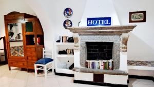 una sala de estar con chimenea y un cartel de hotel. en Hotel Poseidon en Lipari