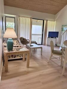 TV a/nebo společenská místnost v ubytování Deep Blue Condo