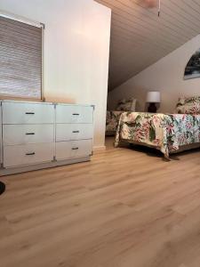 Postel nebo postele na pokoji v ubytování Deep Blue Condo