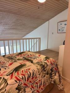 Postel nebo postele na pokoji v ubytování Deep Blue Condo