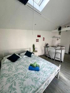Cama o camas de una habitación en Casa 4 Saisons - Studio - Piscine et Jardin - Brive