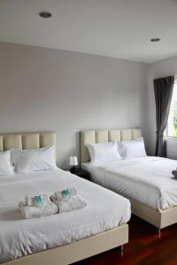 Dos camas una al lado de la otra en un dormitorio. en Entire 3BR Townhome, Pool, Sukhumvit, BTS&MRT Asok, en Bangkok