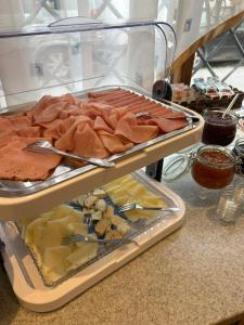 een dienblad met vlees en kaas op een tafel bij Hotel zur Post in Gumpoldskirchen