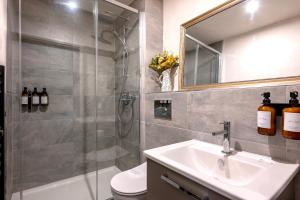 uma casa de banho com um chuveiro, um lavatório e um WC. em City Retreat with Parking at Apartment 26 em York