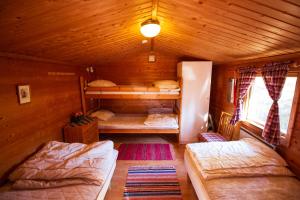 a room with two bunk beds in a cabin at Gopshusgården - Rum & Stugor in Mora