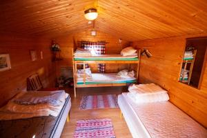 a room with two bunk beds in a cabin at Gopshusgården - Rum & Stugor in Mora