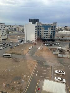 eine Luftansicht eines Parkplatzes in einer Stadt in der Unterkunft Muscat Apartments in Muscat