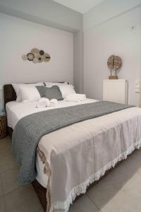 מיטה או מיטות בחדר ב-Acropolis panorama penthouse