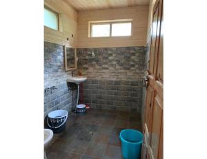 La salle de bains est pourvue de toilettes et d'un lavabo. dans l'établissement Forest View farmhouse stay, Nainital, à Nainital
