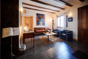 Casa La Baranda في تشيلالا: غرفة معيشة مع أريكة وطاولة