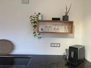 a room with a counter with a tv on a wall at Kuh Heimat - Bergblick - Terrasse in Buchenberg