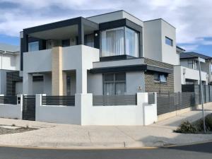 NorthfieldModern Mansion in Lightsview By Host Solutions的街道上一座白色的大房子