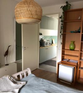 um quarto com uma cama e uma cozinha com uma mesa em Oudaen 36 em Lelystad