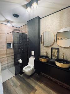 Tranquilo maaseik في ماسايك: حمام مع مغسلتين ومرحاض
