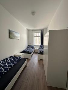 sypialnia z 2 łóżkami i oknem w obiekcie Ar Living Frankfurt Königsteinerstr w Frankfurcie nad Menem