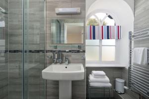 La salle de bains est pourvue d'un lavabo et d'un miroir. dans l'établissement Epchris House, à Ilfracombe