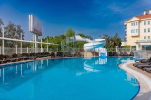 uma piscina num resort com escorrega em Adella Side Hotel em Side