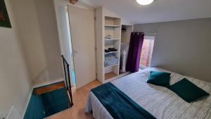 a bedroom with a bed and a window at Impasse secrète - Duplex - WIFI in Issoire
