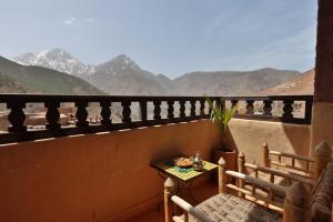 Vista generica sulle montagne o vista sulle montagne dall'interno del bed & breakfast