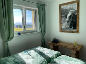 a bedroom with a bed and a picture of a cow at Kuh Heimat - Bergblick - Terrasse in Buchenberg