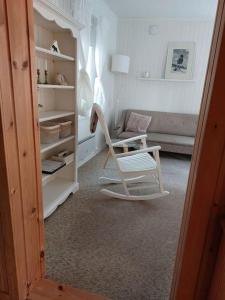 salon z krzesłem i kanapą w obiekcie Elanden rust w mieście Edebäck