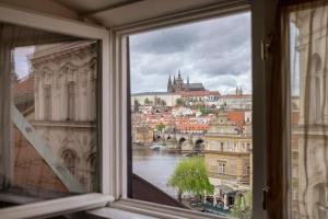 プラハにあるThe Mozart Pragueの窓から市街の景色を望めます。