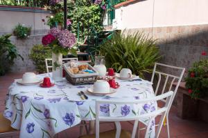 a table with a blue and white table cloth on it at Casa Vacanze Il Gatto Rosso a 5 minuti dagli Scavi di Pompei in Trecase