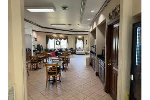 a dining room and living room with tables and chairs at OYO Hotel Harriman in Harriman