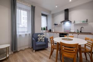 a kitchen and dining room with a table and chairs at 29 Gdynia Centrum - Apartament Mieszkanie dla 4 os in Gdynia