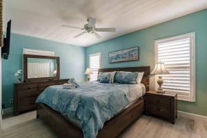 Schlafzimmer mit einem Bett und einem Deckenventilator in der Unterkunft Villa 2 - Aloha Kai Vacation Villas in Siesta Key