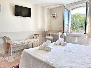 um quarto branco com uma cama e uma janela em Magnifique villa avec Piscine Vue mer em Sanary-sur-Mer
