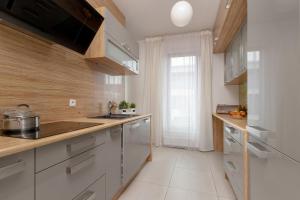 Köök või kööginurk majutusasutuses Apartment with Parking and Balcony in Gdynia by Rent like home