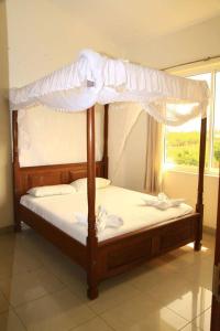 Kerrossänky tai kerrossänkyjä majoituspaikassa Nightingale Apartments Hotel Mombasa