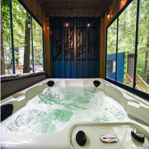 jacuzzi en una habitación con ventanas en Camptel Poconos Lodging, en Albrightsville