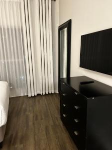 - une chambre avec une commode noire et une télévision dans l'établissement 2br At Melia Orlando Celebration 528, à Orlando