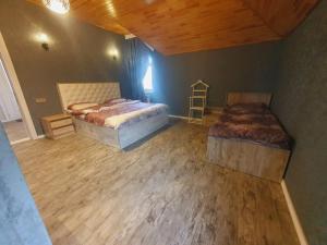 - Vistas a un dormitorio con 2 camas en Villa in Quba en Quba