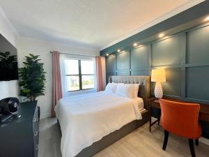 a bedroom with a bed and a window at Rooftop Terrace 2 Bedroom Tangerine Suite - Perfect View, Central Location in Orlando