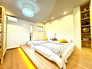 a large bedroom with a large bed in it at 螢居- 3層100坪別墅 心齋橋道頓堀2站 in Osaka