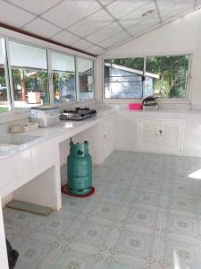 Η κουζίνα ή μικρή κουζίνα στο Bansuanmaenamบ้านสวนแม่น้ำ-บ้านริมน้ำA